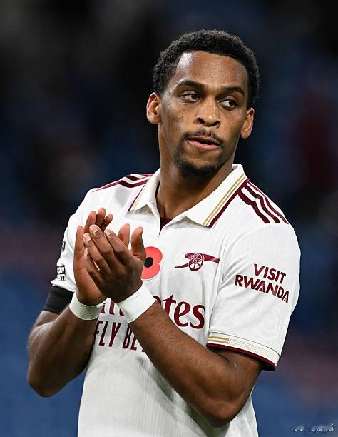 阿森纳阿森纳对两个边后卫的使用，是有创新意义的，这一点我们需要给阿尔特塔点赞。