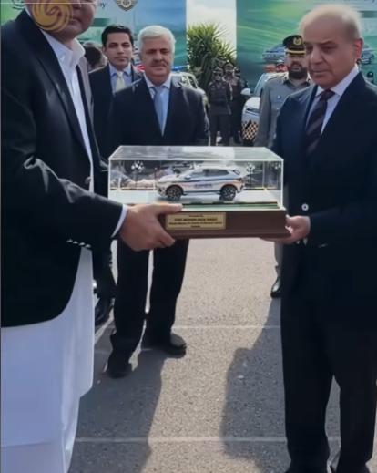 巴基斯坦这次给足了中国面子！中国国产电动警车刚刚落户巴基斯坦，巴基斯坦总理就亲