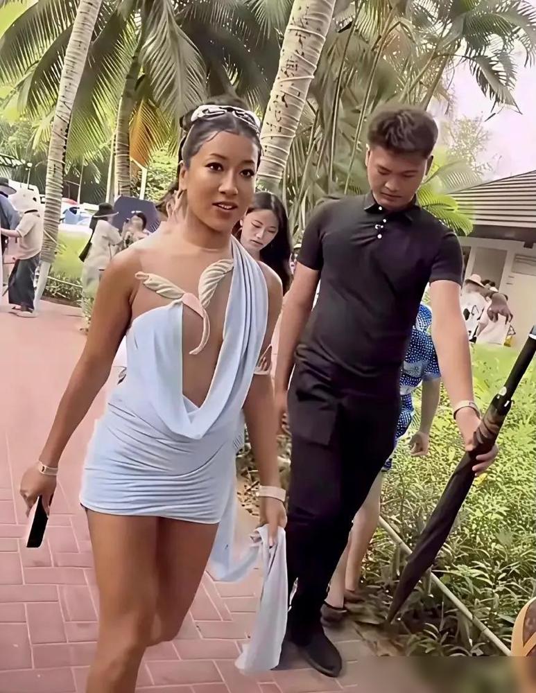 国内骂她黑土壮。国外封她东方神。这反差，绝了。想当年吉克隽逸从四川大凉山一路