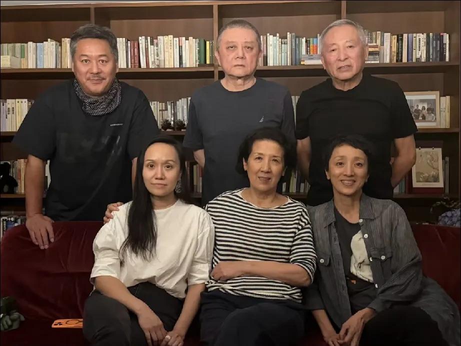 68岁的作家王朔现在在北京一会儿住在当年徐静蕾花1500万在顺义丽晶花园购买的独