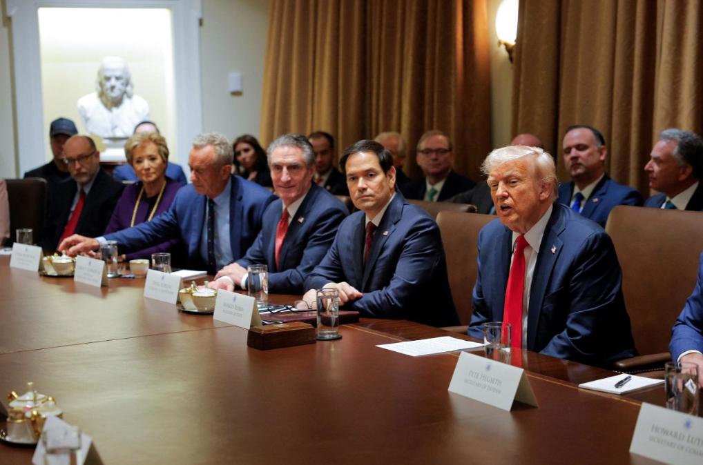 美国如何面对解放军收台？不想步拜登后尘的特朗普，给出的回答让人大吃一惊。特朗
