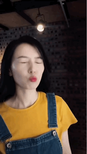 作者加速成长计划高圆圆，是大家心中的女神模样。简单的黄T搭配牛仔背带裙，清新随性