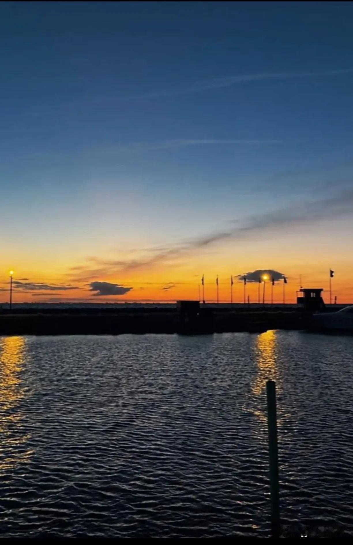 莎宝，你真的去看夕阳啦！是好美！哎呀，同担发现的眼睛好犀利哈！不看美照居然看
