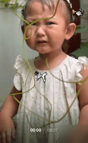 河南周口发生了件让人忍俊不禁的小事。说真的，看这小姑娘酸得眼眶通红还嘴硬说不