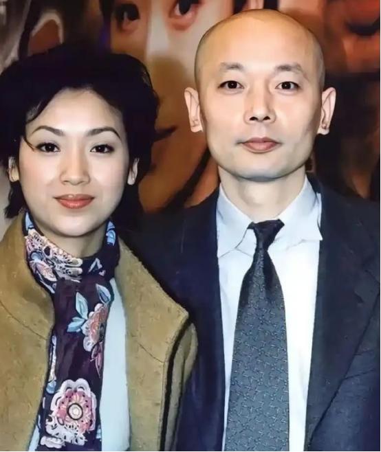 1995年，葛优拍戏赚了350万，把钱全部交给了妻子贺聪。谁知贺聪转身就在北京买