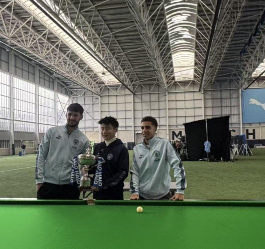 赵心童携世锦赛冠军奖杯，与特拉福德、刘易斯在曼城训练场打斯诺克