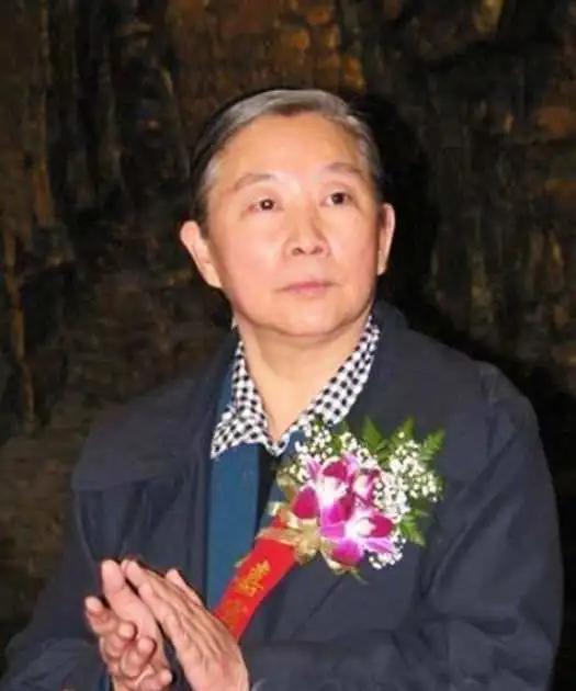1985年，郑州副市长刘源在修理厂视察工作时突然看到一个女工，他瞬间睁大眼睛：“
