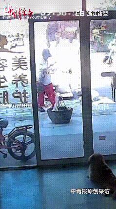 看哭了！浙江，男子让老人在自家店门口摆摊，老人每次收摊的时候都会把店门口打扫干净