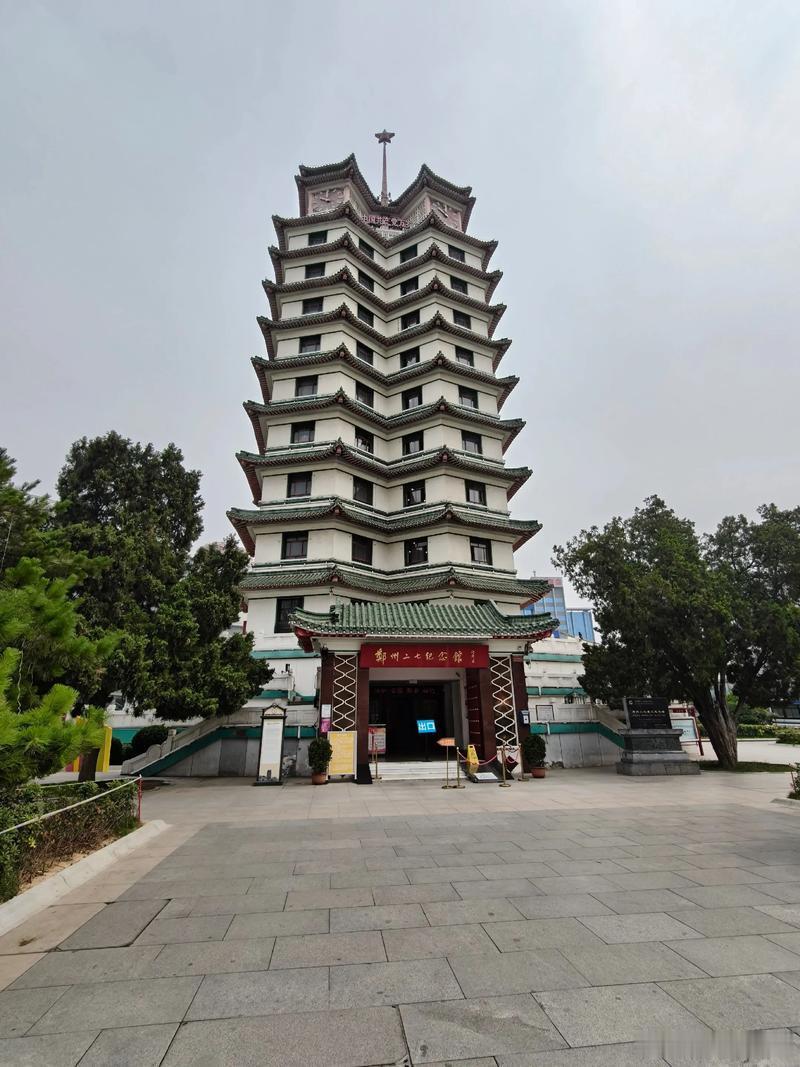 情感社区喝过了胡辣汤，踏上这商代城墙，古往今来的无缝衔接。一眼千年是郑州高楼