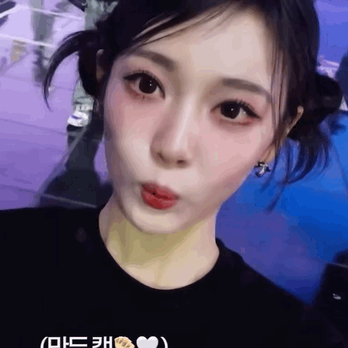 【宁艺卓】是灿烂盛大无限接近美满的23岁。在场高朋满座就好像这场盛大的晚宴