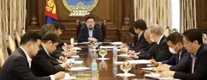 蒙古国乱成一团，20年后谁救谁？ 最近，蒙古国首都乌兰巴托街头可热闹了，