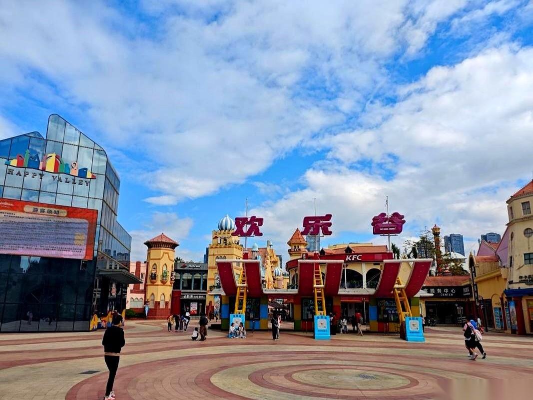 深圳欢乐谷，占着全城数一数二的金贵地段。结果呢？兴冲冲跑过去，直奔最刺激的“激