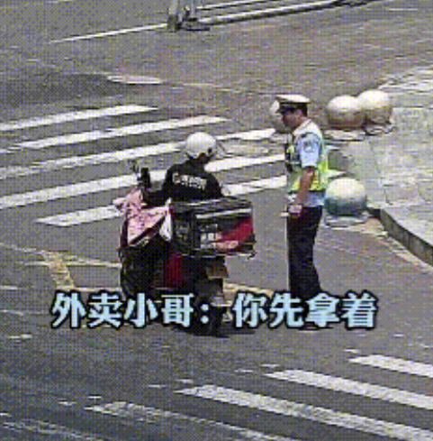 泪目了！浙江，交警刚在路口指挥完早高峰，一名快递小哥骑车停在他面前，交警以为小哥