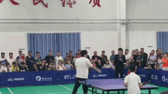 王楚钦和小球迷互动表演背后击球翻车现场王楚钦好可爱，周围的人都很好，王楚