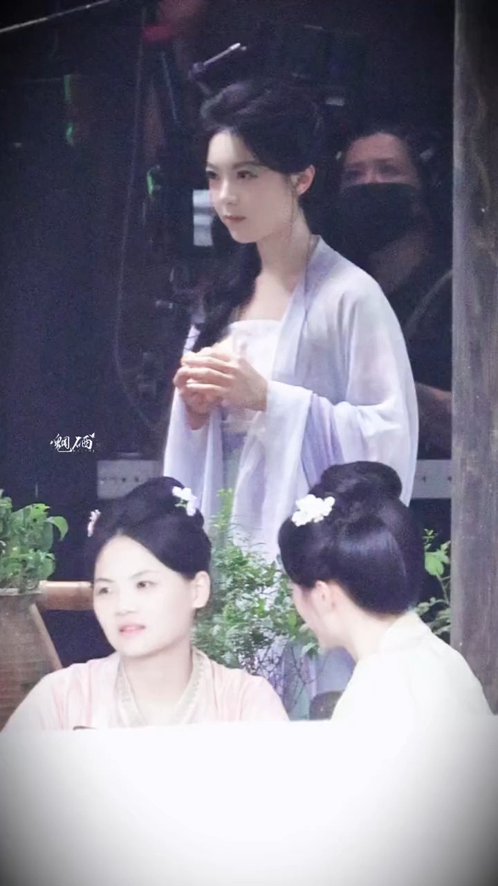 委屈可怜但能吃的听雨宝宝🫴🏻🫴🏻嚼嚼嚼也太萌了赵今麦楚听雨委屈可怜但能吃