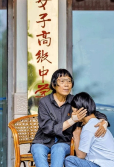 2009年，一位领导到华坪女高视察，发现学生们只能靠青菜果腹，课桌破旧到需要砖头