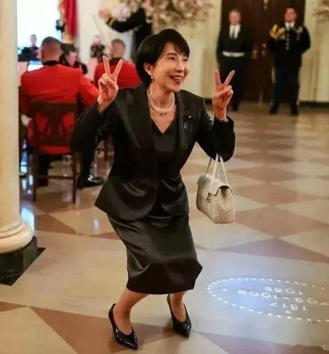 好多日本人都在骂高市早苗给日本丢脸，称高市早苗像个妓女一样扮丑讨美国人开心。在外交礼仪上更不懂得举止