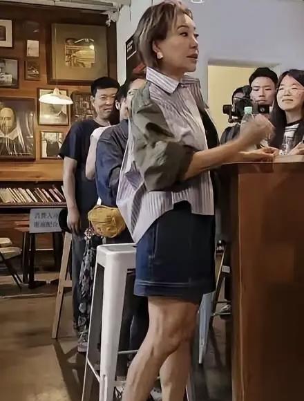 李静腿部皮肤引热议，网友拿光滑当标准太苛刻，长期站立的职业病李静最近在节目里穿