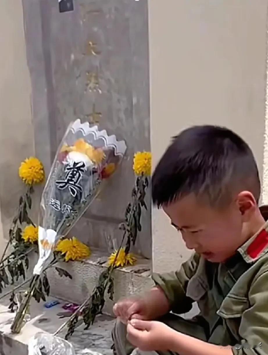 小男孩在烈士墓前哭泣，这一幕太让人动容。就像1岁半的浩浩，在爸爸史礼海的追悼会上