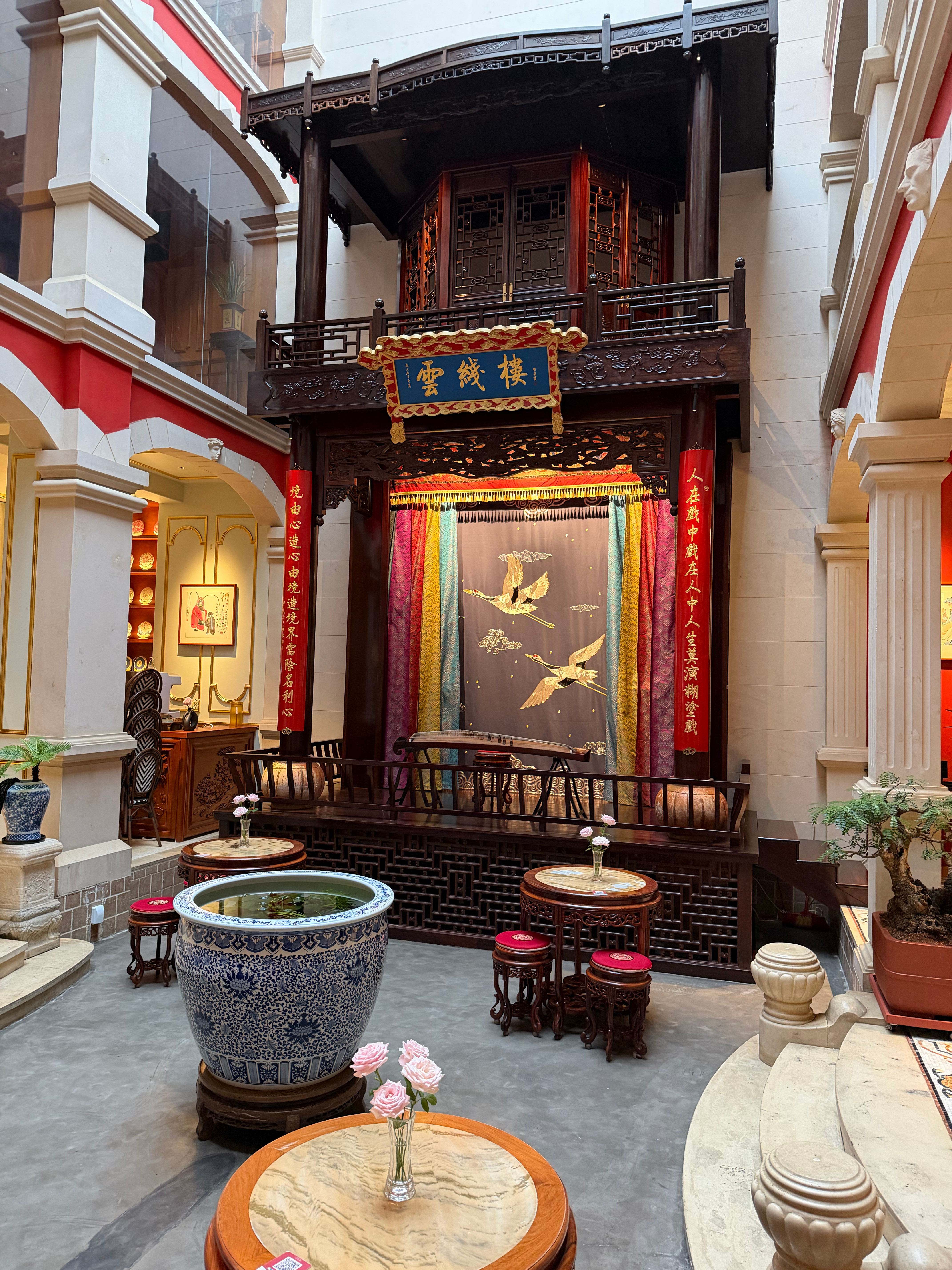 昆明落脚，去吃了个米线，云线楼，针不戳呀，来昆明的同学可以礼物试试​​​