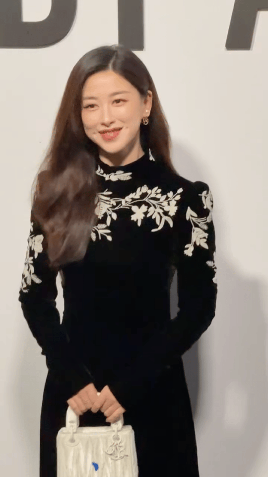 见证真正的定力女王！朱珠在闪光灯连环爆闪下展现的表情管理令人惊叹。十几秒的强光照