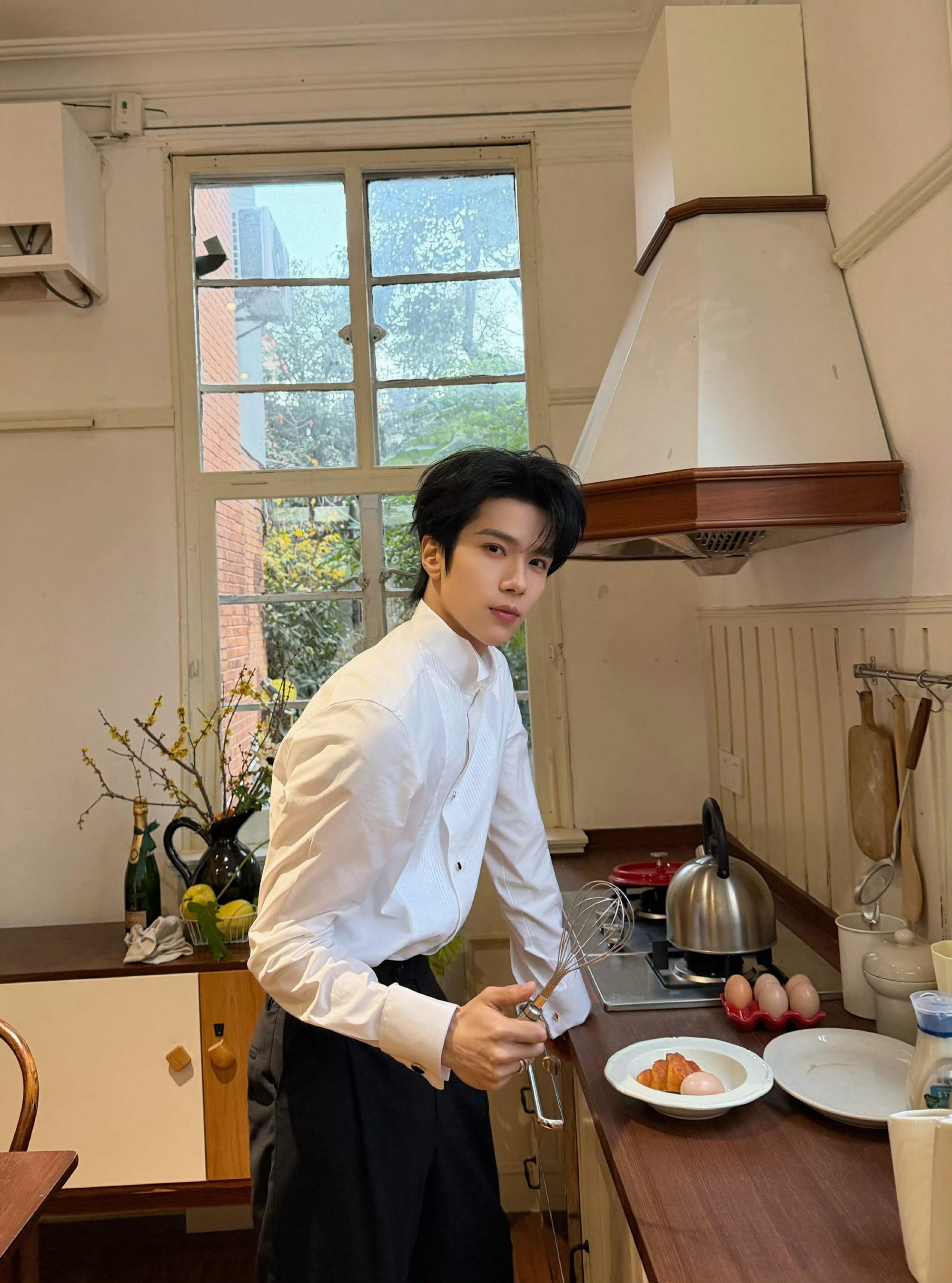 余承恩这是在忙活啥呢不知道厨艺有没有长进！