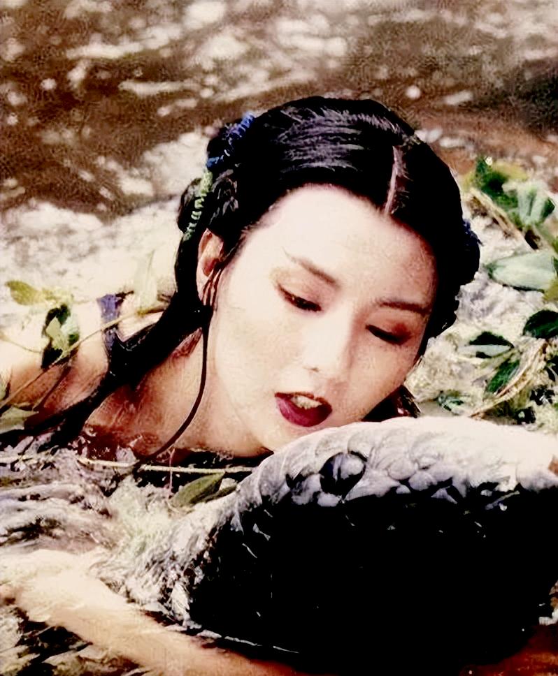 1993年徐克打给巩俐：“我这里《青蛇》要开拍了，邀请你来演白蛇！”“那青蛇是谁