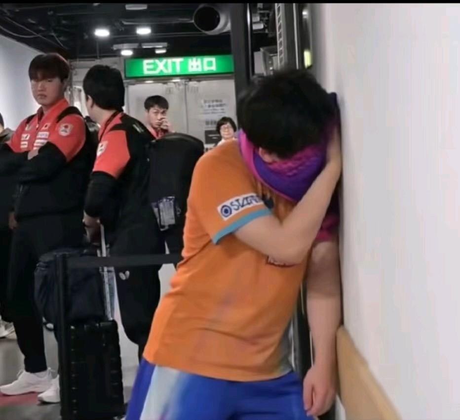 输了男单1/8比赛后，松岛辉空扶墙哭了。与王楚钦交手，3:1领先最后又差这么俩