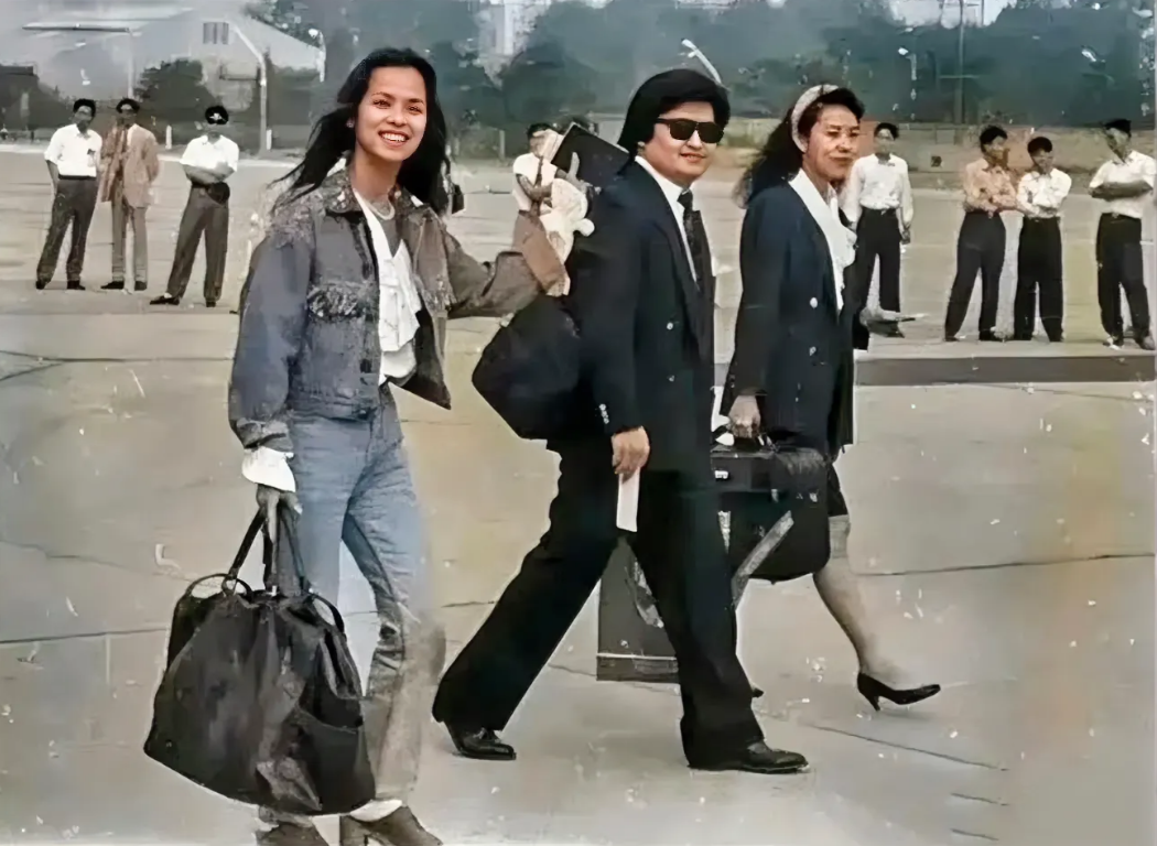 1990年北京第十一届亚运会那一年，刘欢和韦唯正赶往工人体育场。那时候都好年轻