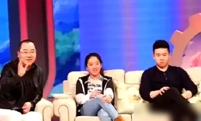 巴图这波流量，来得蹊跷，但更蹊跷的是，他居然没翻车。一张老旧合影，莫名其妙