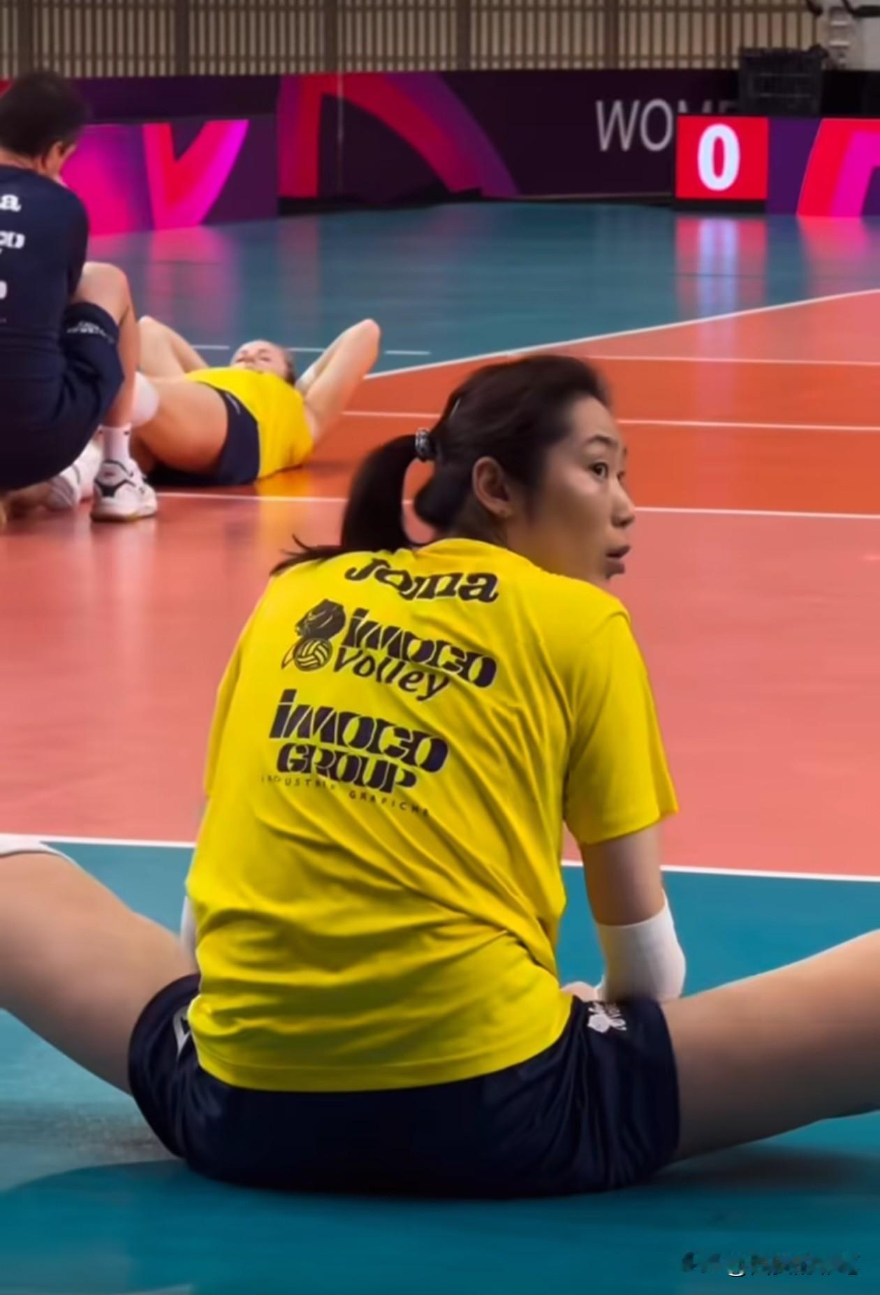 朱婷和队友积极训练，备战世俱杯！法尔却扮演喜剧演员！场馆内，穿着黄颜色队服的科