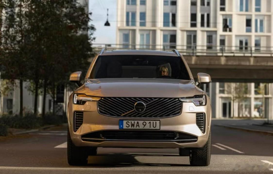 新款沃尔沃XC90实车曝光，外观和内饰均有升级，预计年内上市。前脸采用交织