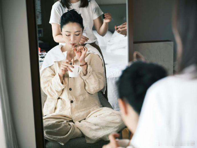 白百何走红毯前还在吃面天呐，白百何这心态简直绝了！上国际红毯前还悠哉悠哉嗦面，