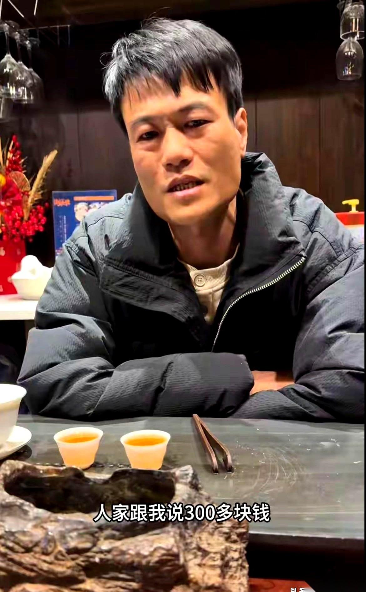 这事儿真是绝了。一个天天跟车打交道的二手车老板，防了一辈子鹰，最后在高速上被俩