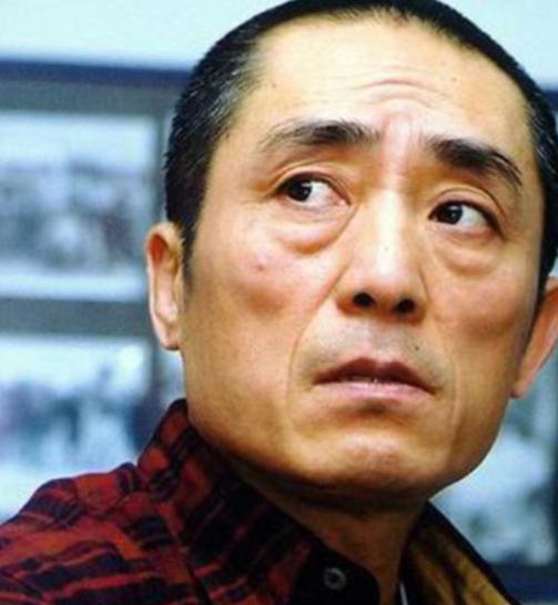 1987年，张艺谋筹拍《红高粱》，花了四万块钱，请当地农民种100亩红高粱，并且