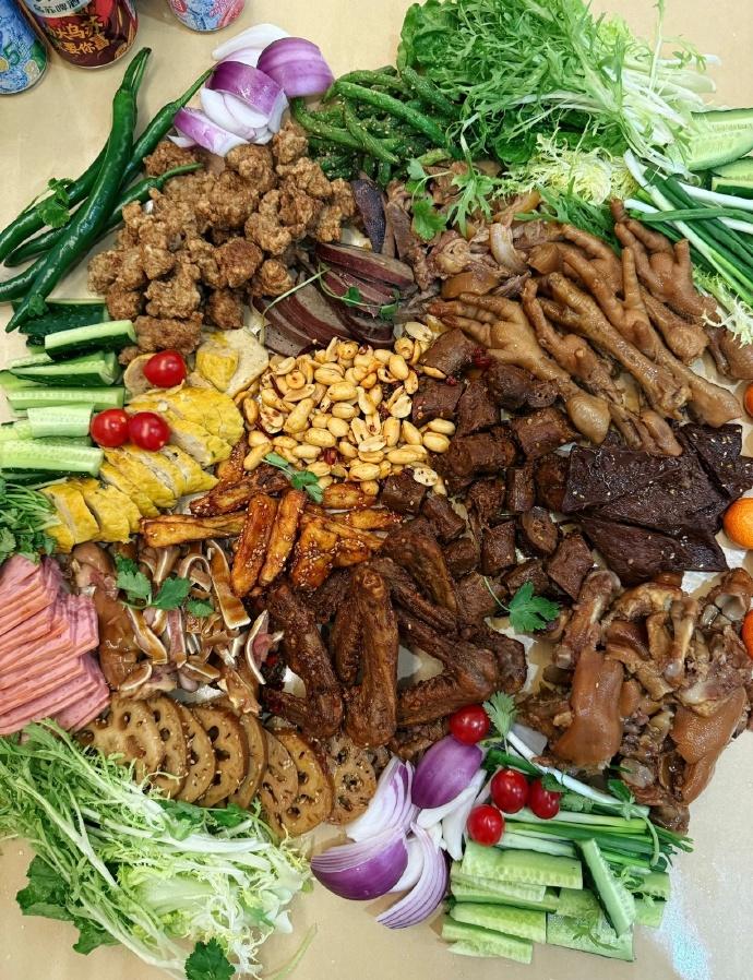 东北10个打工仔的下酒菜够吗1铁板鸡骨架4个2猪头肉1.5斤3拌夫妻肺