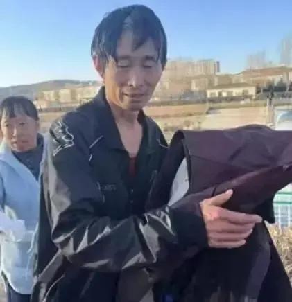 2025年初春，山西某地一名47岁的男子李卫国陪同家人在河边散步时，突然听见急促