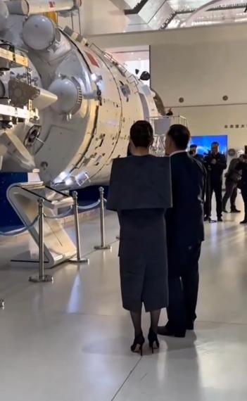 11月16日！玛哈国王携夫人苏提达王后参观太空和卫星技术展览中心！从曝光的画面