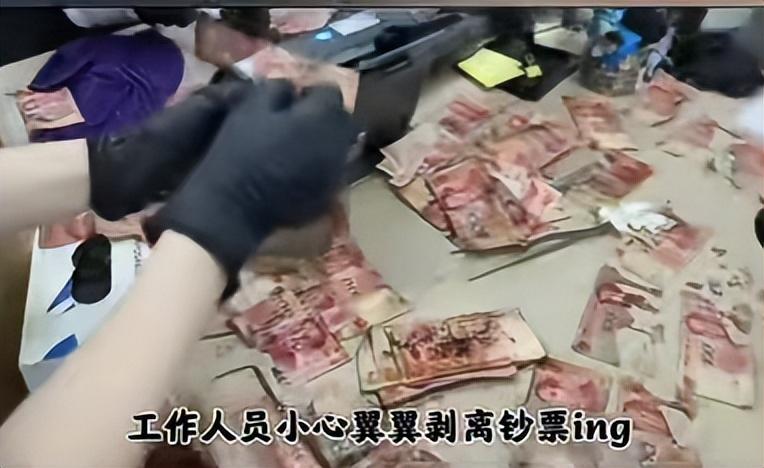 辽宁大连，男子将100000元现金放家里阳台备用，只因出远门忘关窗户，历经风吹雨