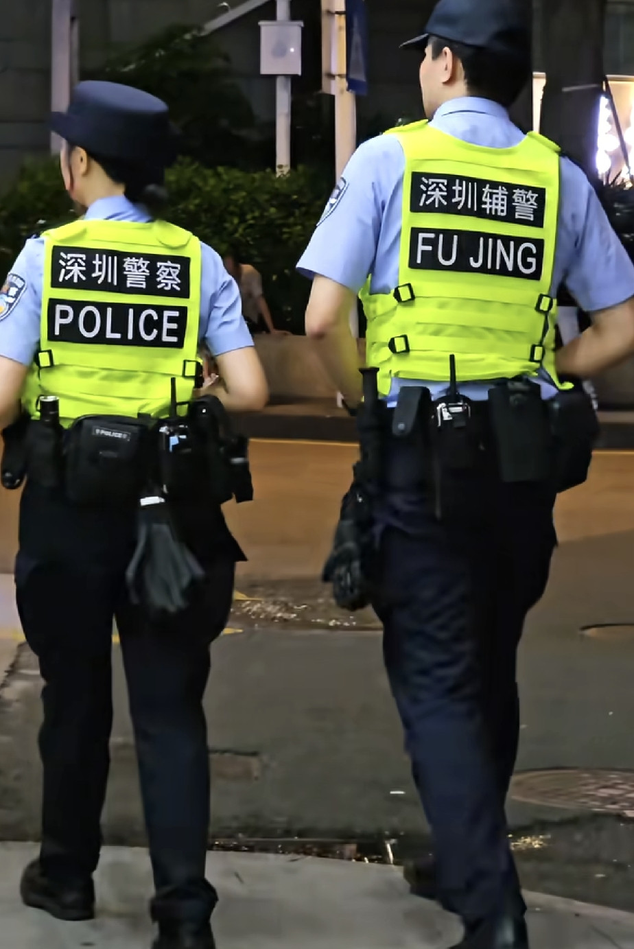 深圳的辅警最有归属感了，他们都是跟着正式警察一起巡逻执法，没有执法权的质疑。不像别的地方的警察，辅警