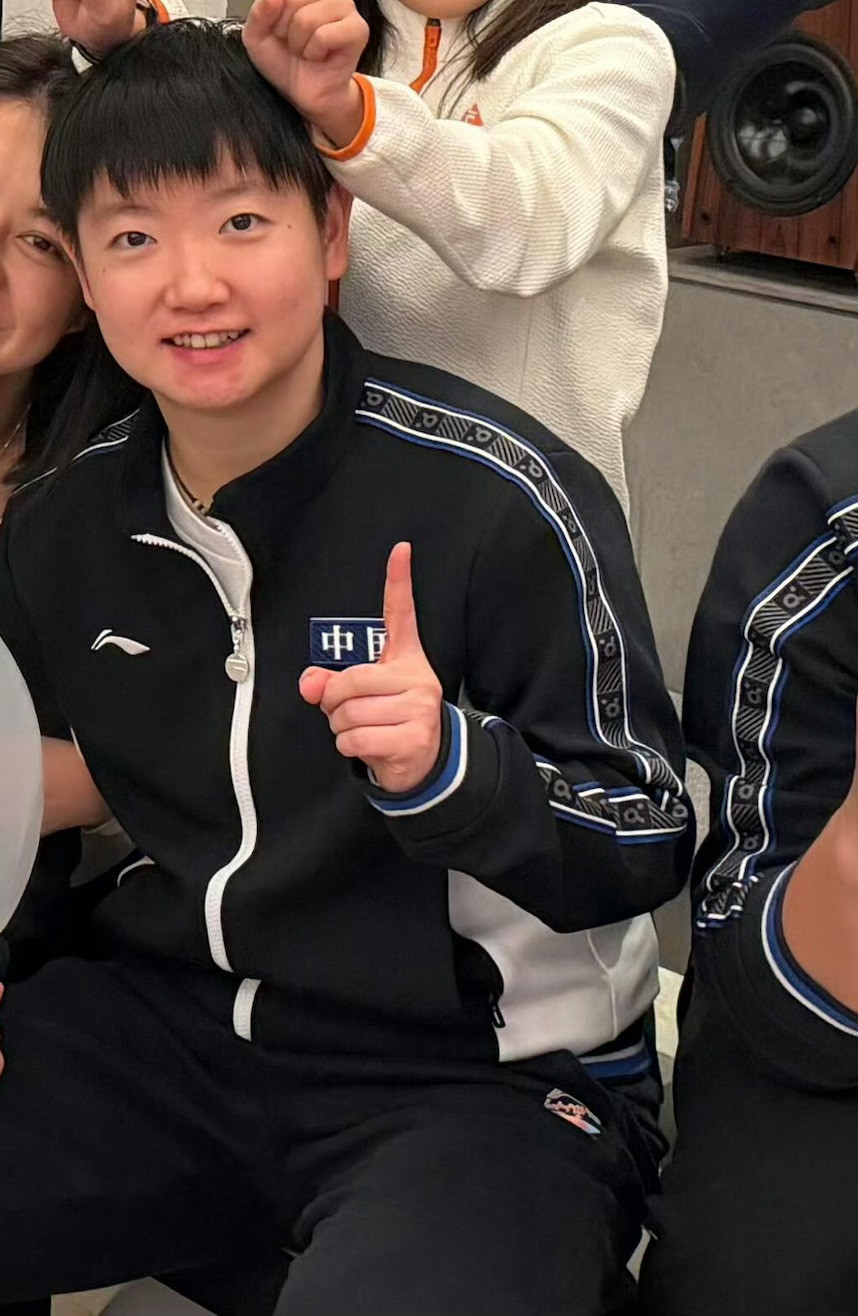 邱贻可社交平台上晒出生日合照，一群人齐刷刷的黑色衣服，感觉真的很少见莎莎穿黑色，