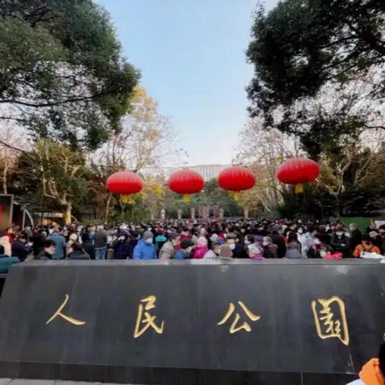 上海相亲角直击人心！优秀姑娘难遇良缘，背后藏现实困境上海人民公园相亲角，满