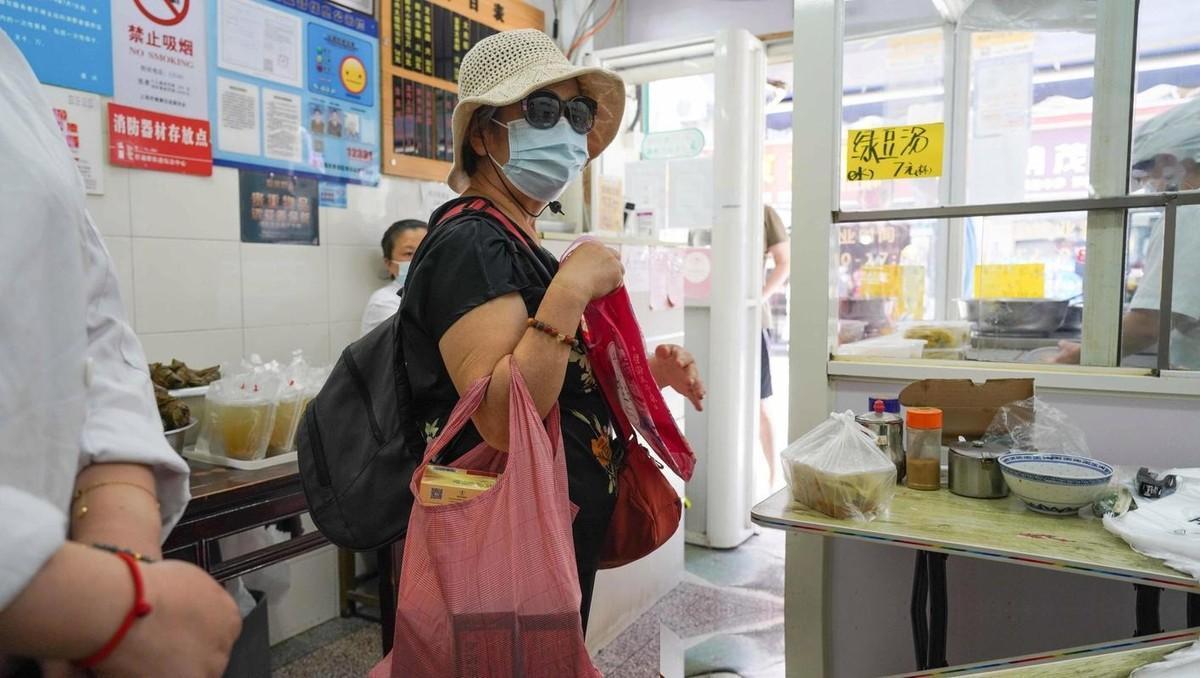 大白天你看店，进来个戴口罩的女顾客，挑挑拣拣还正常问价。你刚准备热情迎客做单生意