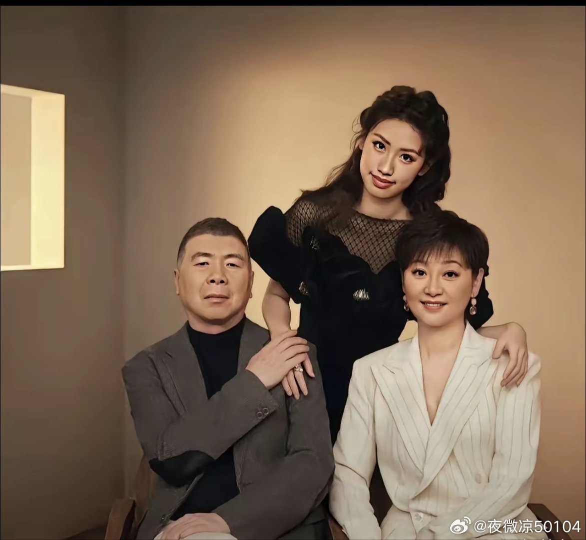 冯小刚当年娶徐帆，不是看上了她的美貌，也不是看上她的演技，而是看上了她处理危机的