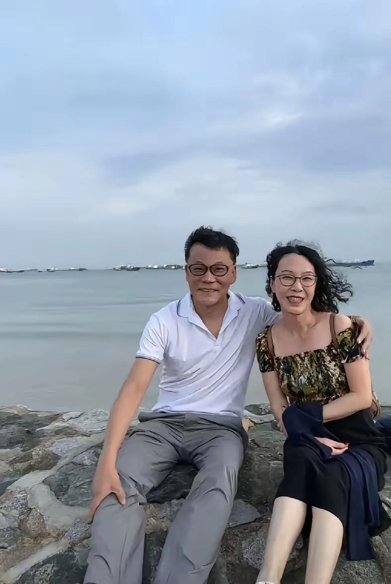 张丹红发了一大堆的合照，庆祝和李国庆新婚后的第一个七夕情人节！[墨镜][玫瑰]#