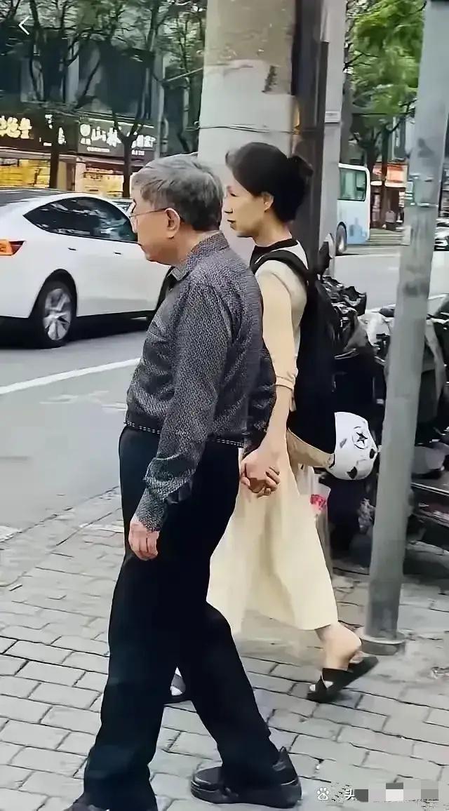 妈呀！余秋雨老成这了，三十年前特别喜欢他的一本书，叫《文化苦旅》，十几年前电视上