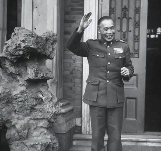 1966年，27岁的胡友松发现自己的生理期没有按时到来，便询问75岁的丈夫李宗仁