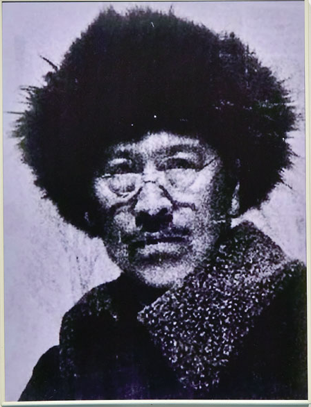 1937年，67岁的大地主戴万龄被日军擒获，为防其逃脱，日军竟用铁丝一头捆住他两