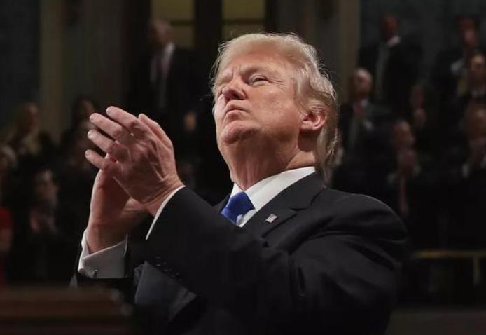 特朗普这次真疯了！明明是个大国总统却像疯狗一样到处咬人。他威胁要退出北