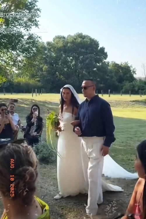 4月21日，姜文31岁的混血女儿姜一郎在社交平台晒出对镜自拍，大方官宣怀孕。她身